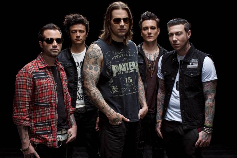 M Shadows (Avenged Sevenfold) critica dur membrii unor formatii